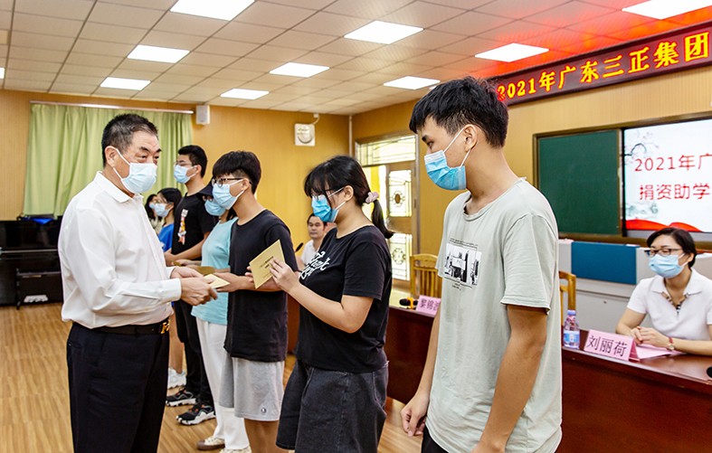 8月27日上午，我集團(tuán)在橋頭鎮(zhèn)第二小學(xué)舉行了2021年助學(xué)金發(fā)放儀式，向23名橋頭籍困難家庭大學(xué)生發(fā)放助學(xué)金17.56萬元。這是我集團(tuán)連續(xù)第13年資助橋頭籍困難家庭大學(xué)生完成大學(xué)學(xué)業(yè)。橋頭鎮(zhèn)三級調(diào)研員