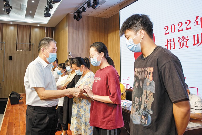 8月29日，我集團(tuán)在橋頭鎮(zhèn)中心小學(xué)舉行了2022年捐資助學(xué)金發(fā)放儀式，向22名橋頭籍困難家庭在讀大學(xué)生發(fā)放助學(xué)金16.88萬元。