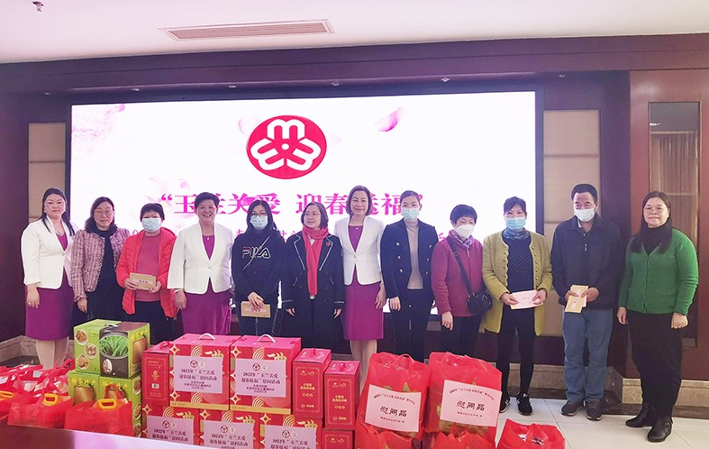1月19日，東莞市婦聯(lián)及福利會組織開展了“玉蘭關(guān)愛、迎春送福——2022年春節(jié)慰問困難婦女兒童家庭”活動，集團(tuán)培訓(xùn)中心主任劉淑芬代表我集團(tuán)參加了本次活動，前往東莞市塘廈鎮(zhèn)、黃江鎮(zhèn)、樟木頭鎮(zhèn)，為17戶家