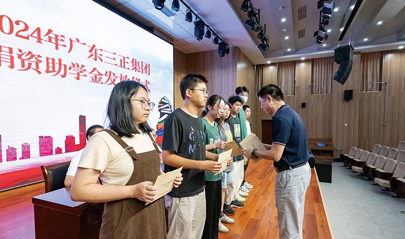 8月27日上午，我集團(tuán)2024年捐資助學(xué)金發(fā)放儀式在橋頭鎮(zhèn)中心小學(xué)舉行，董事長助理莫永康代表我集團(tuán)向21名受助學(xué)生發(fā)放了助學(xué)金。