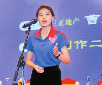 三正地產(chǎn)劉芷菁在三正集團24周年慶典上演繹獲獎作品《遺落的工作日志》。.jpg 三正地產(chǎn)劉芷菁在三正集團24周年慶典上演繹獲獎作品《遺落的工作日志》。.jpg