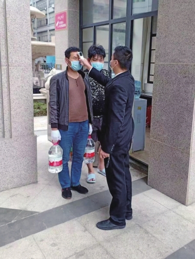 測量體溫。.jpg 測量體溫。.jpg